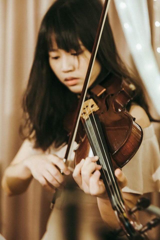 劉玫吟老師演奏小提琴